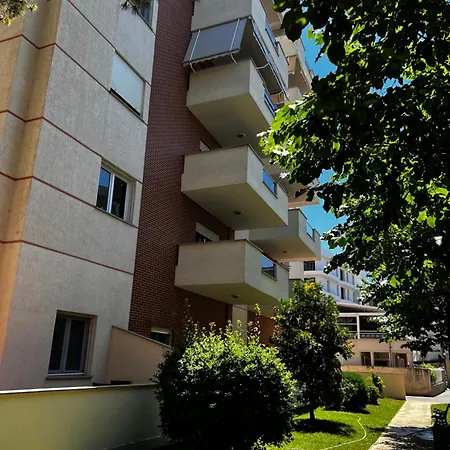 Aurum * Golem (Tirana)